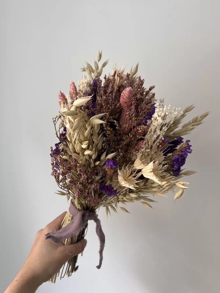 Bouquet de fleurs séchées beige violet et rose disponible en dépôt vente dans les magasins